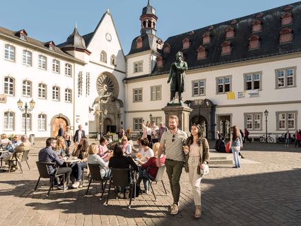 Koblenz, Altstadt © Koblenz-Touristik GmbH/Dominik Ketz Ansicht auf ein Paar beim Stadtbummel in der Alstadt Koblenz.