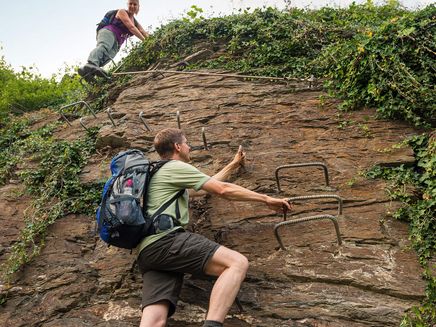 Zell, Collis Steilpfad © Rheinland-Pfalz Tourismus GmbH/Dominik Ketz Wanderer erklimmt Collis Steilpfad in Zell.