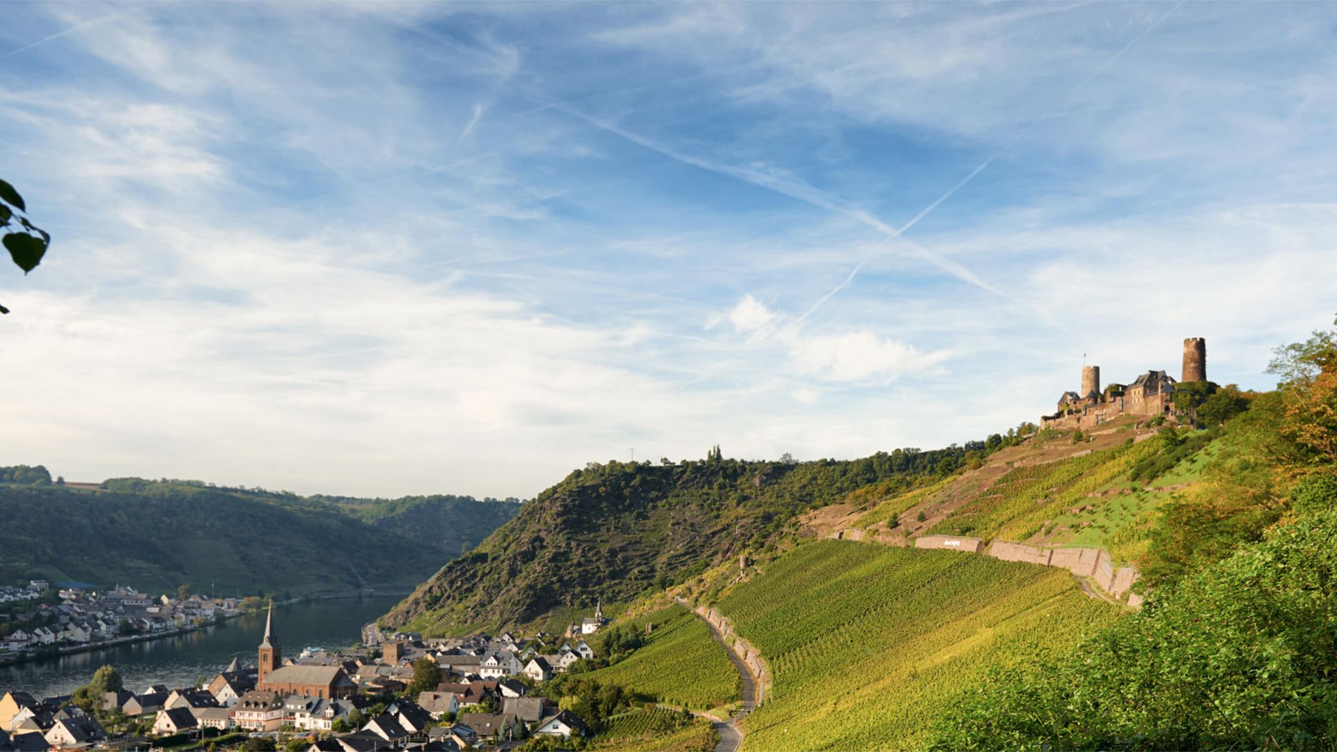 Burganlage auf den Weinbergen, Fluss im Tal