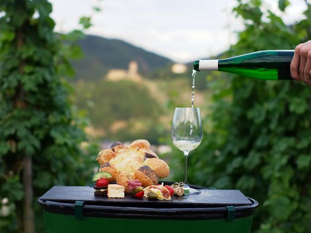 Regionale Köstlichkeiten und Wein im Weinberg genießen