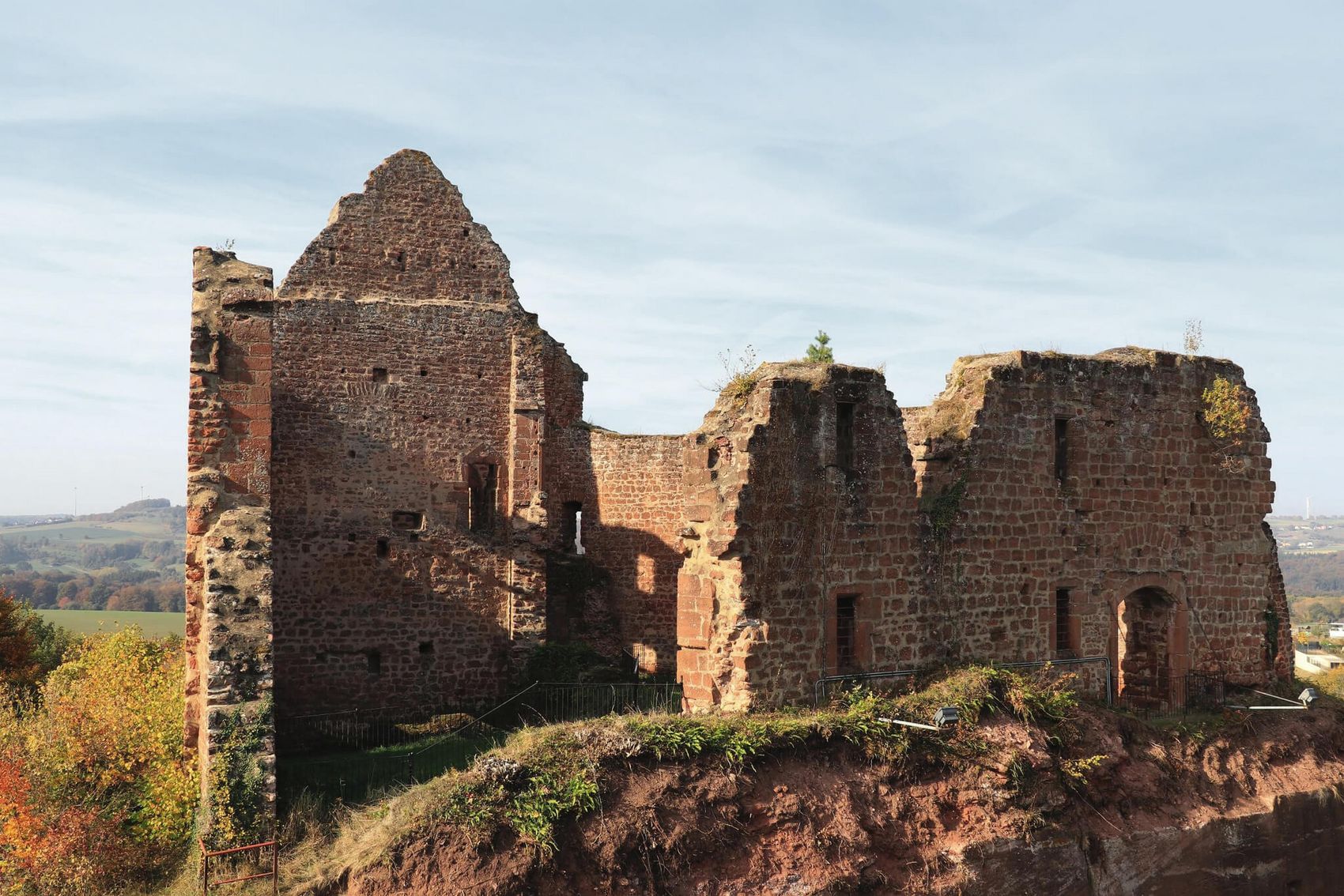 Blick auf die Ruine der Burganlage Freudenburg.