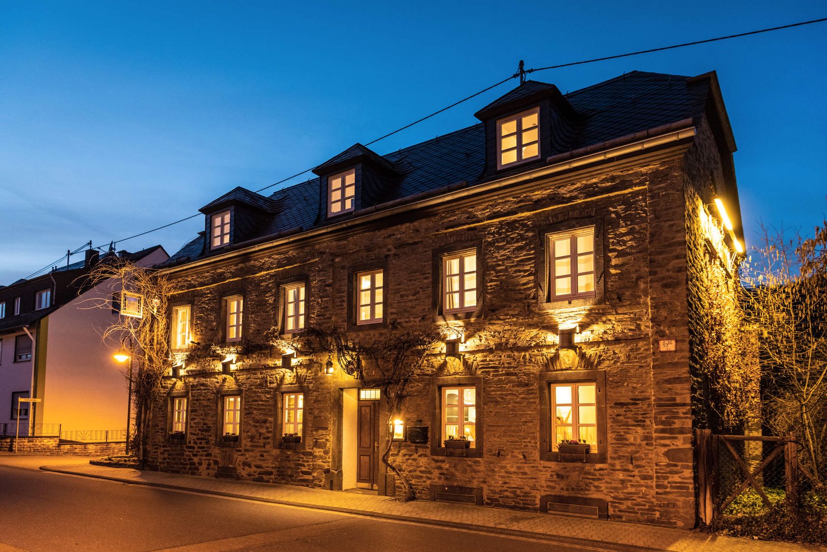 Dieblich, Landhaus Halferschenke @ Mosellandtouristik GmbH/Dominik Ketz Ansicht auf das Landhaus Halferschenke in abendlicher Stimmung.