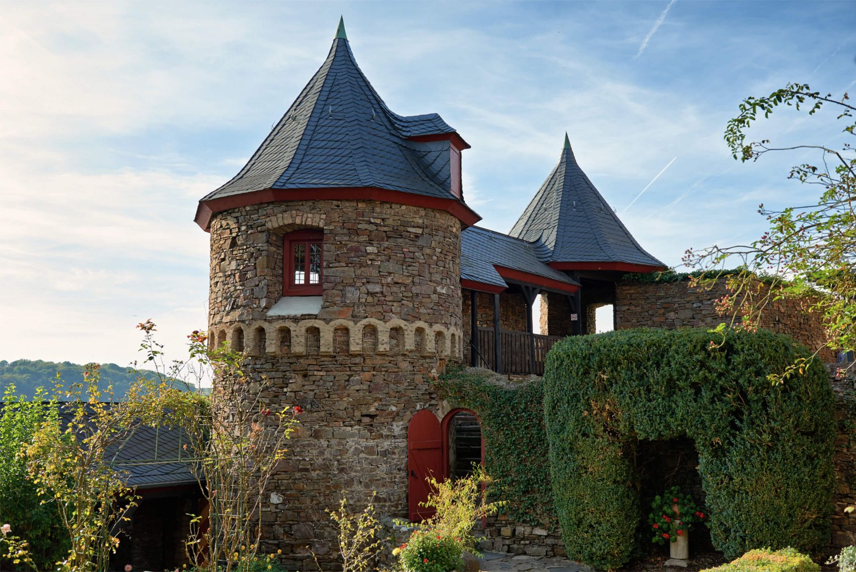 Alken, Romantischer Garten auf Burg Thurant © Mosellandtouristik GmbH / Christopher Arnoldi Romantisches Burgtürmchen und Burggarten