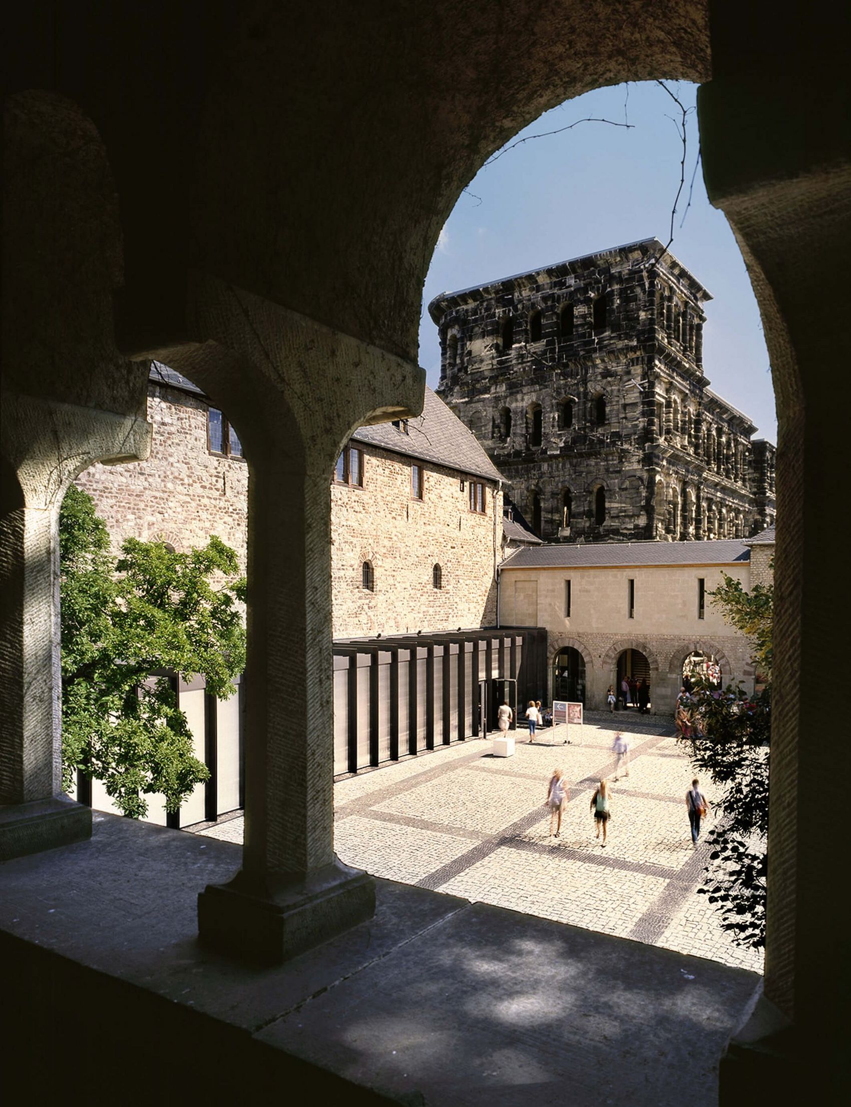 Trier, Stadtmuseum Simeonstift © Riehle Ansicht auf den Brunnenhof mit Stadtmuseum Simeonstift in Trier.