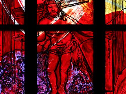 Cochem, Rotes Kirchenfenster der Pfarrkirche St. Martin Kirchenfenster mit rotem Glas und Malerei