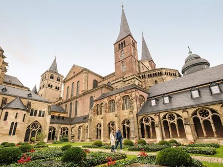 Trier, Dom & Liebfrauenkirche © Mosellandtouristik GmbH/Dominik Ketz Ansicht aus dem Domgarten auf Dom und Liebfrauenkirche in Trier.
