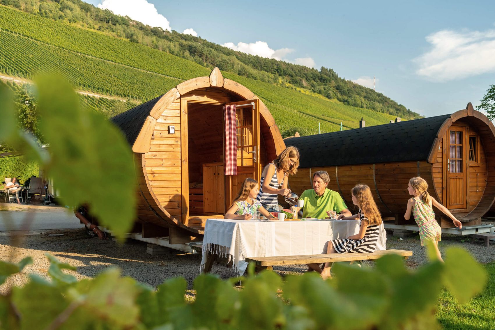 Modernes Mosel-Camping im Weinfass © MLT GmbH / Dominik Ketz Familie frühstückt vor Weinfass-Camping-Location
