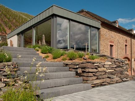 Mehring, Weingut Kühner-Adams © Werbeagentur zweipunktnull GmbH Außenaufsicht auf die Vinothek und das Weingut Kühner-Adams.