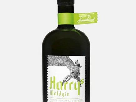 Harrys Waldgin aus dem Landhaus Naurath. Ansicht auf eine Flasche Harrys Waldgin aus dem Landhaus Naurath.