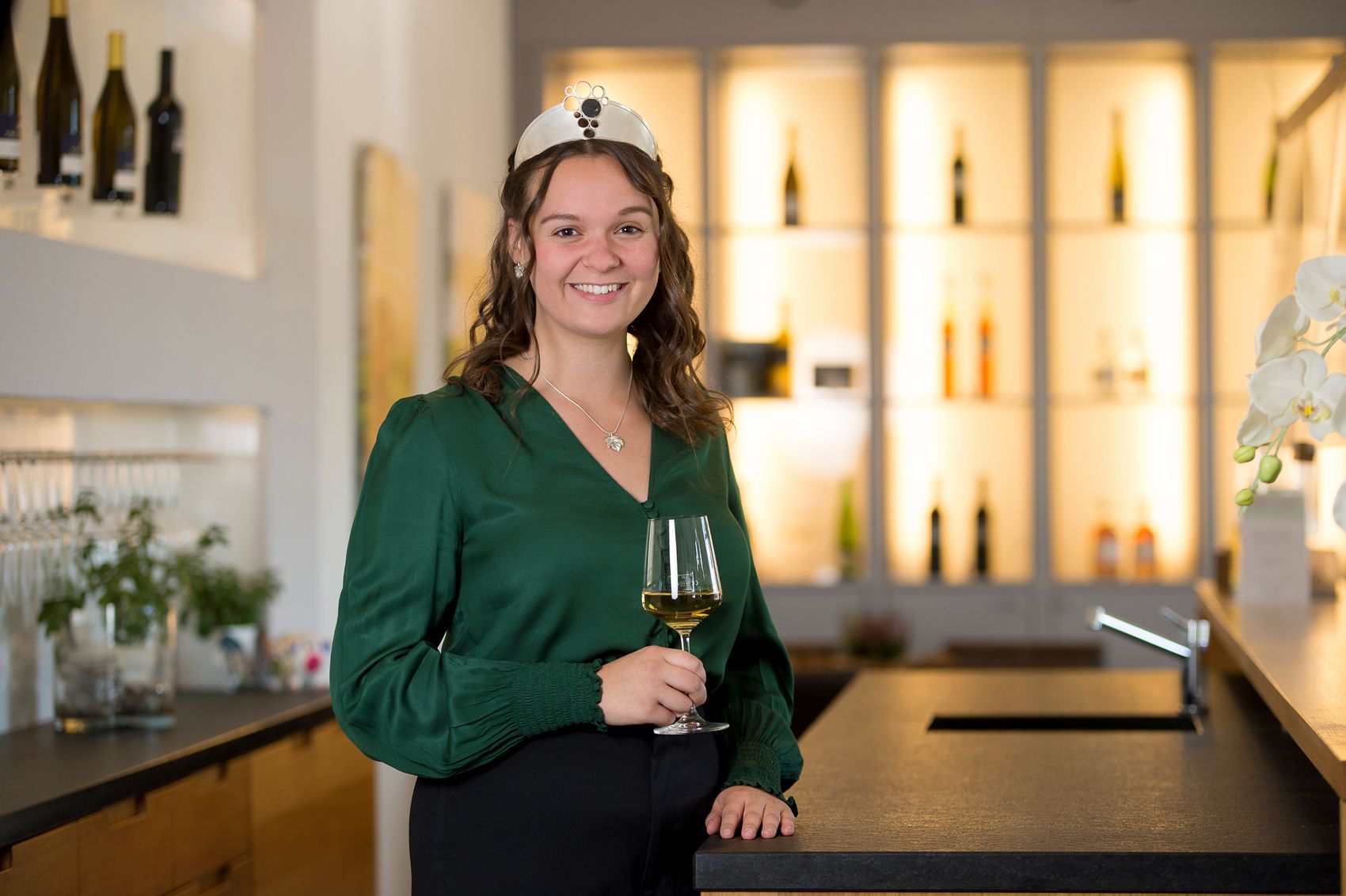 Moselweinkönigin Sarah Röhl © Moselwein e.V., Chris Marmann Moselweinkönigin Sarah Röhl in Vinothek