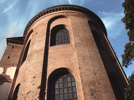 Trier, Konstantin-Basilika © Mosellandtouristik GmbH/Annekathrin Kordel Ansicht aus der Froschperspektive auf die Konstantin-Basilika in Trier.