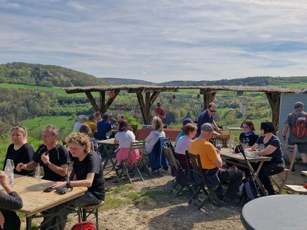 Picknick der Moselsteig Jubiläumstour Saar-Obermosel © Saar-Obermosel-Touristik Wandergruppe beim Picknick an Bierzeltgarnituren