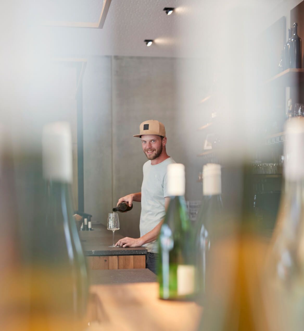 Ernst, Weingut Dax, Oliver Dax © Volker Renner Ansicht auf den Winzer Oliver Dax beim Weinausschank in der Vinothek.