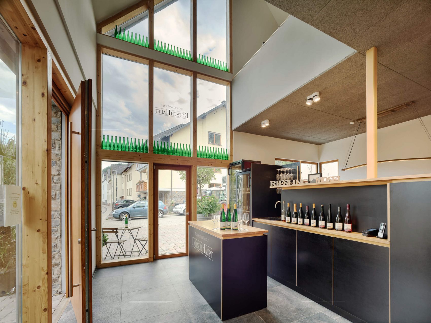 Kobern-Gondorf, Vinothek des Weingut Dötsch-Haupt © Weingut Dötsch-Haupt Thekenbereich einer Vinothek mit hohen Decken und Glasfront