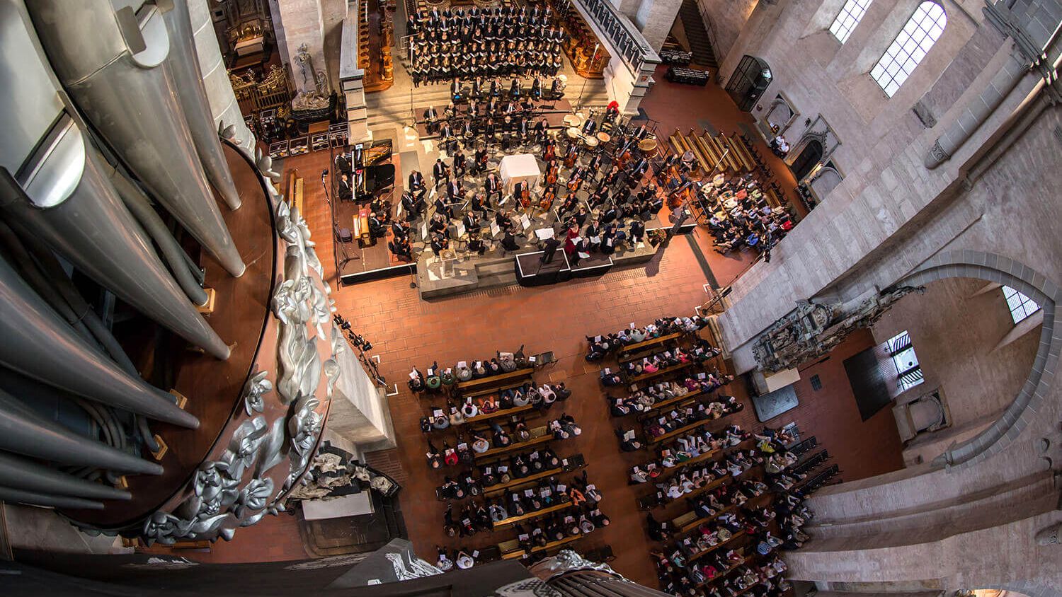 Innenansicht des Doms in Trier während eines Konzerts des Mosel Musikfestivals.