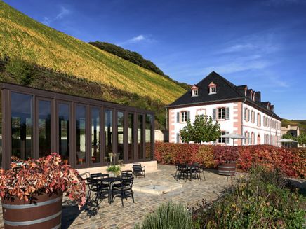 Kanzem, Weingut Cantzheim © Terroir Moselle / Christopher Arnoldi Außenansicht auf das Weingut Cantzheim, im Hintergrund die Weinberge.