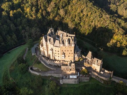 Wierschem, Burg Eltz aus der Vogelperspektive © Mosellandtouristik GmbH / Dominik Ketz Burgenansicht aus der Vogelperspektive mit umliegendem Wald