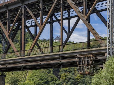 Doppelstockbrück Bullay und Kloster Waldfrieden Doppelstockbrück Bullay und Kloster Waldfrieden.