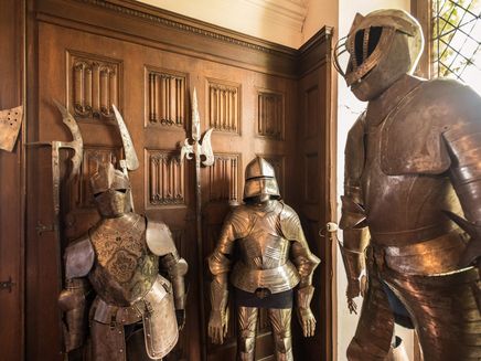 Cochem, Ritterrüstung Reichsburg © RPT GmbH/Dominik Ketz Drei Ritterrüstungen in einem Burgensaal