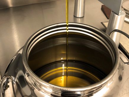 Koblenz, Ölherstellung in der Ölmühle Bertgen © Ölmühle Bertgen Öl läuft in ein silberfarbenes Gefäß