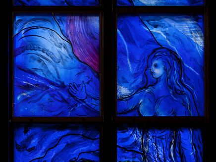 Cochem, Blaues Kirchenfenster der Pfarrkirche St. Martin Kirchenfenster mit blauem Glas und Malerei