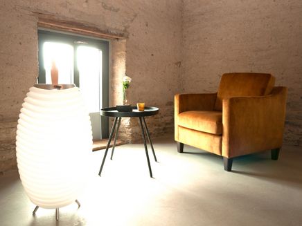 Mehring, Weingut Kühner-Adams © Werbeagentur zweipunktnull GmbH Ansicht auf einen gedeckten Tisch und einem bequemen Sessel in der Vinothek des Weinguts Kühner-Adams.