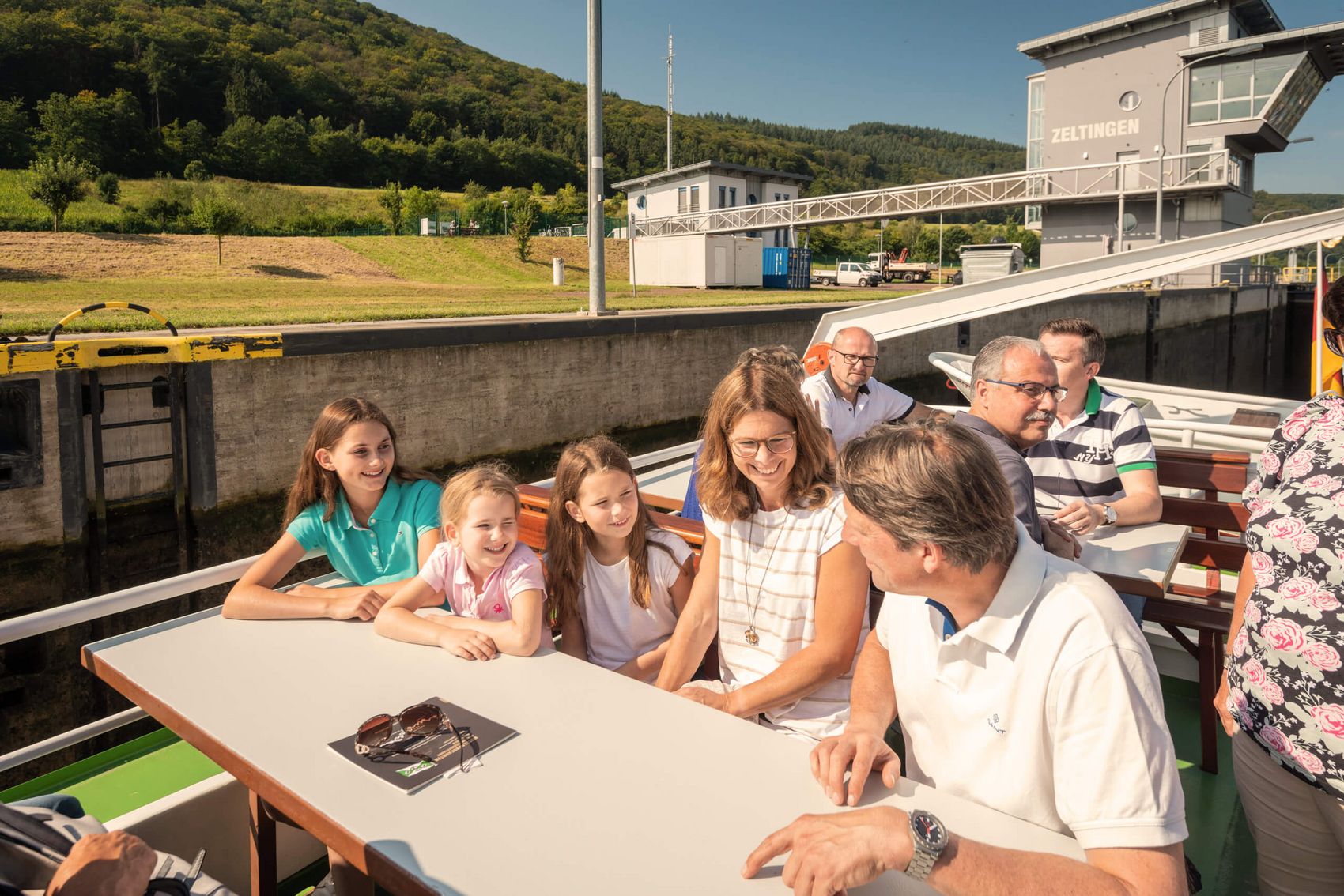 Zeltingen-Rachtig, Familienausflug mit dem Schiff © Mosellandtouristik GmbH / Dominik Ketz Familie auf Oberdeck eines Ausflugschiffes