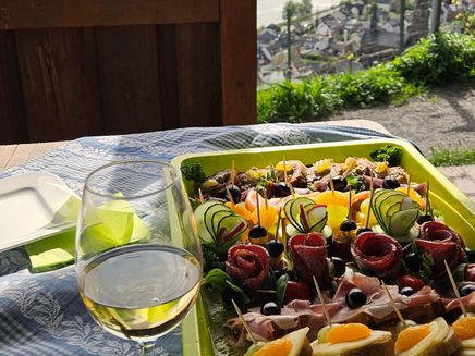 Kulinarischer Teil der Moselsteig Jubiläumstour Hatzenport © Winzerhof Gietzen Kulinarische Platte mit Häppchen und Weinglas