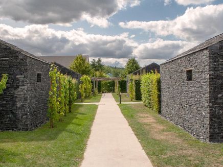 Longuich, Winzerhäuschen des Weingutes Longen-Schlöder © Sebastian Lauff, archimag.de Ansicht auf die Winzerhäuschen des Weingutes Longen-Schlöder in Longuich.