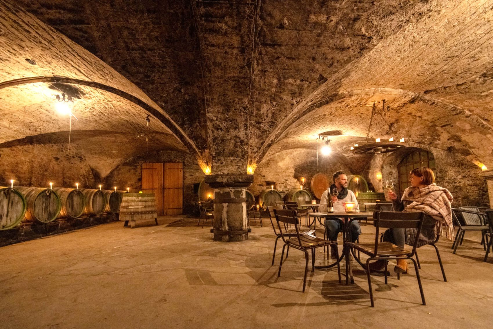 Traben-Trarbach, Unterwelt © Mosellandtouristik GmbH/Dominik Ketz Ansicht auf ein Pärchen bei einer Weinprobe in den Weinkellern der Traben-Trarbacher Unterwelt.