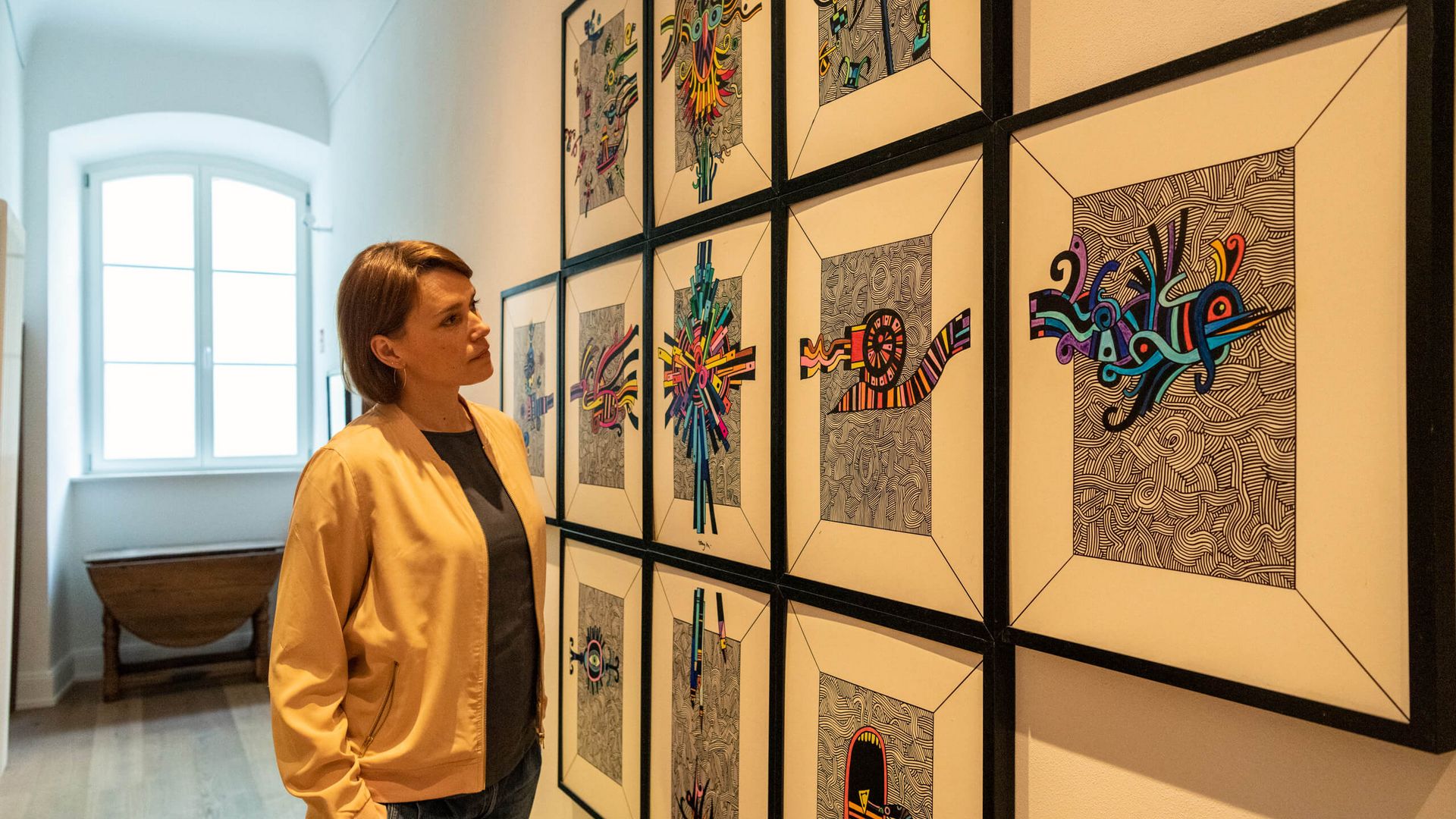 Ansicht auf eine Frau beim Besuch der Casa Tony M. in der Alten Posthalterei.