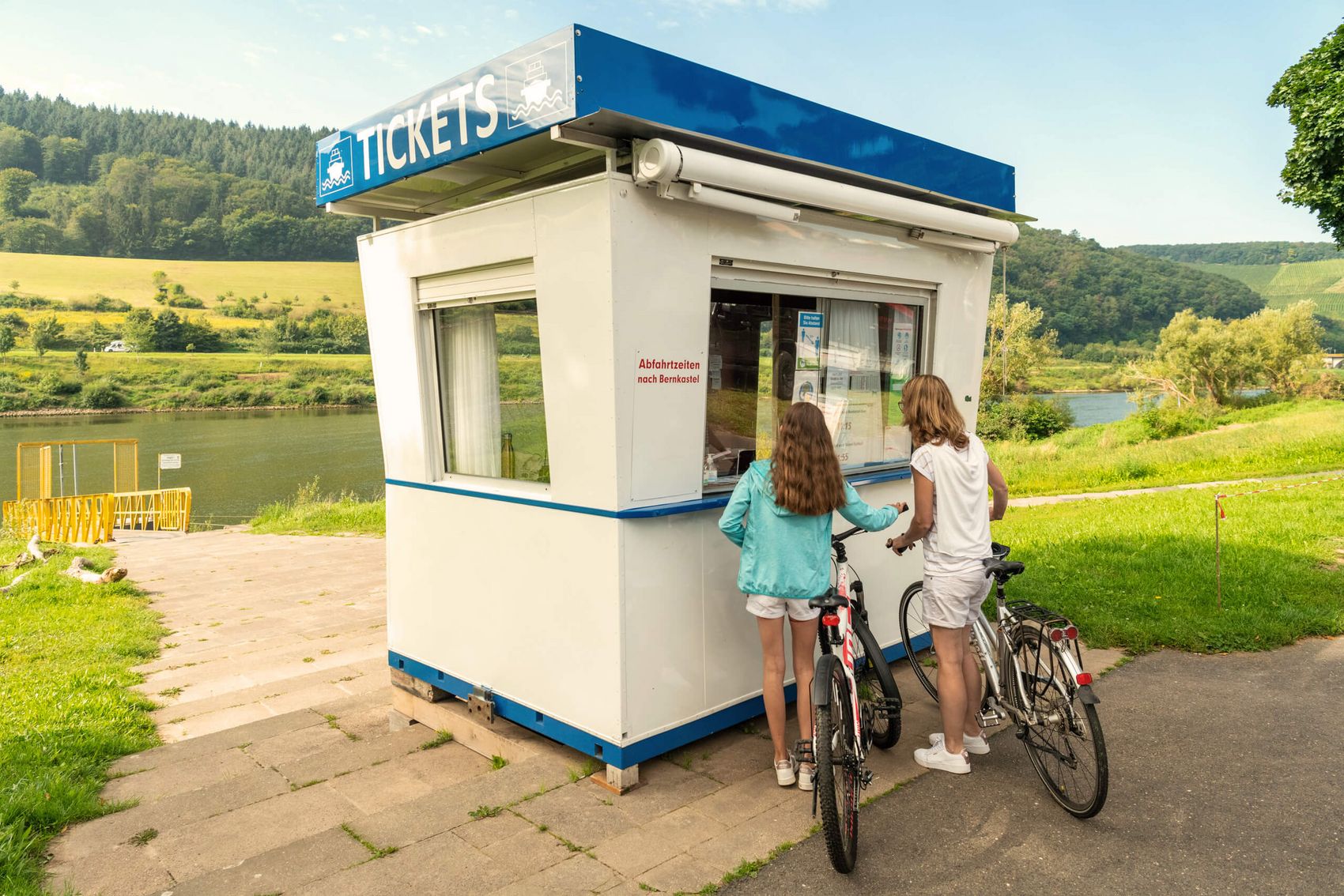 Ticketkauf am Schiffsanleger © D. Ketz / MLT GmbH Zwei Radfahrerinnen stehen am Ticketschalter eines Schiffsanlegers