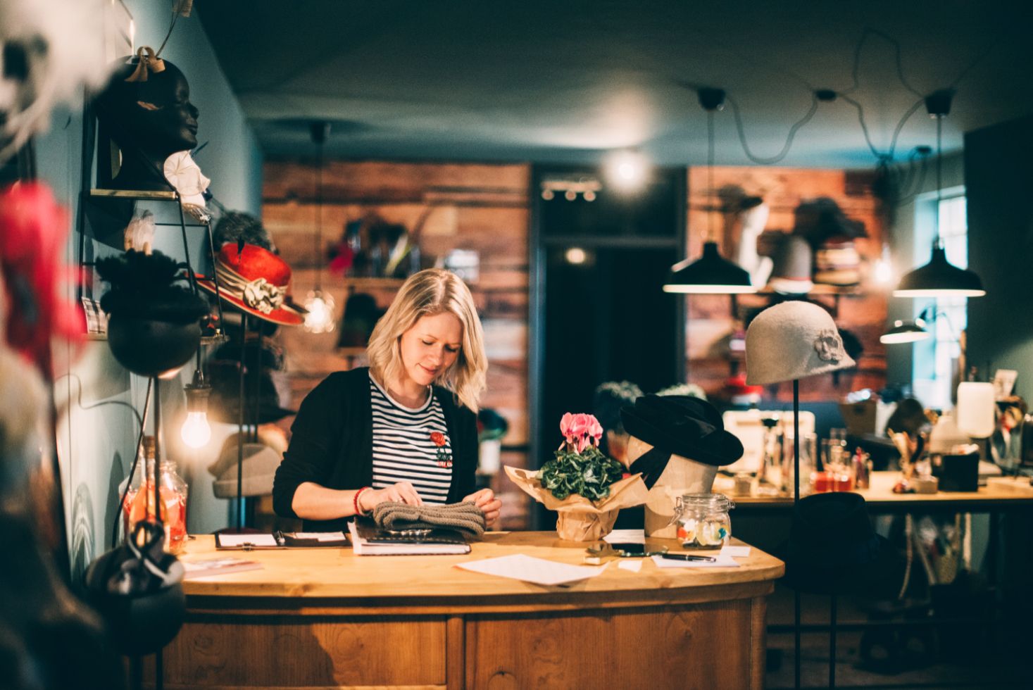 Mehring, Modistin Charlotte Kollmann © Nicole Kraiker Ansicht auf die Modistin Charlotte Kollmann während ihrer Arbeit bei der Anfertigung eines Hutes.